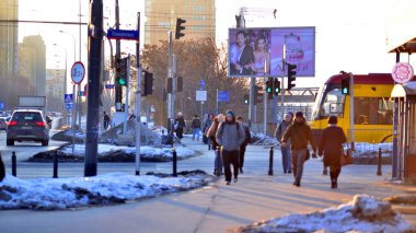 Varşova, Polonya. 3 Şubat 2026. Soğuk bir kış gününde şehirde sokakta yürüyen insanlar var. Kalabalık kalabalık caddede yürüyen isimsiz insanlar. Şehir sokak hayatı.