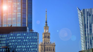 Finans merkezindeki gökdelenlerin dış duvarları. Şehir merkezinde uzun cam gökdelenler.