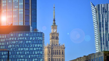 Finans merkezindeki gökdelenlerin dış duvarları. Şehir merkezinde uzun cam gökdelenler.