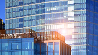 Modern cam ofis binaları. Ön planda çatısı klimalı bir ofis binası var..