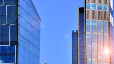 Finans merkezindeki gökdelenlerin dış duvarları. Şehir merkezinde uzun cam gökdelenler.