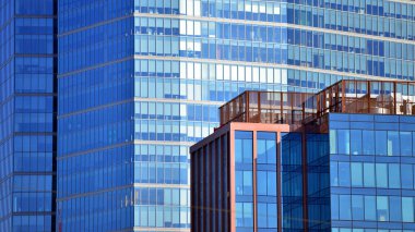 Modern cam ofis binaları. Ön planda çatısı klimalı bir ofis binası var..