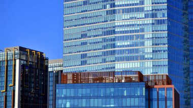 Modern cam ofis binaları. Ön planda çatısı klimalı bir ofis binası var..