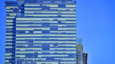 Cam cepheli modern ofis binası. Ofis binasının şeffaf cam duvarı.