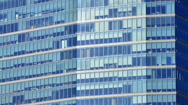 Cam cepheli modern ofis binası. Ofis binasının şeffaf cam duvarı.