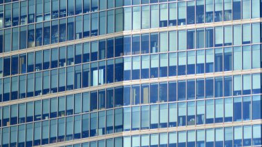 Cam cepheli modern ofis binası. Ofis binasının şeffaf cam duvarı.