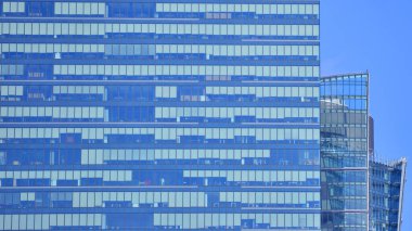 Cam cepheli modern ofis binası. Ofis binasının şeffaf cam duvarı.