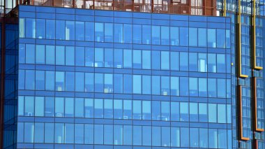 Cam cepheli modern ofis binası. Ofis binasının şeffaf cam duvarı.