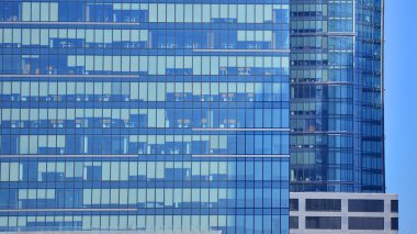 Cam cepheli modern ofis binası. Ofis binasının şeffaf cam duvarı.