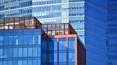 Modern cam ofis binaları. Ön planda çatısı klimalı bir ofis binası var..