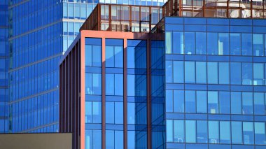 Modern cam ofis binaları. Ön planda çatısı klimalı bir ofis binası var..