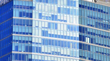 Cam cepheli modern ofis binası. Ofis binasının şeffaf cam duvarı.