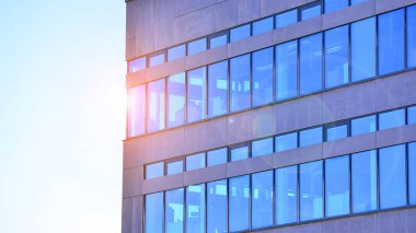 Cam cepheli modern ofis binası. Ofis binasının şeffaf cam duvarı.