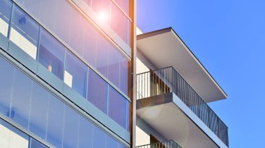 Kentsel yaşam ve modern mimari kavramı. Camdan balkonları ve beyaz cepheli modern apartman manzarası. Avrupa 'da çağdaş apartman binası.