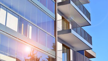 Kentsel yaşam ve modern mimari kavramı. Camdan balkonları ve beyaz cepheli modern apartman manzarası. Avrupa 'da çağdaş apartman binası.