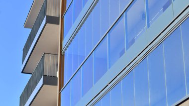 Kentsel yaşam ve modern mimari kavramı. Camdan balkonları ve beyaz cepheli modern apartman manzarası. Avrupa 'da çağdaş apartman binası.