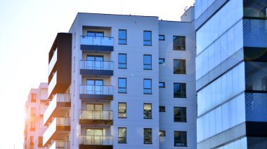 Kentsel yaşam ve modern mimari kavramı. Camdan balkonları ve beyaz cepheli modern apartman manzarası. Avrupa 'da çağdaş apartman binası.