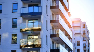 Kentsel yaşam ve modern mimari kavramı. Camdan balkonları ve beyaz cepheli modern apartman manzarası. Avrupa 'da çağdaş apartman binası.