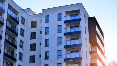 Kentsel yaşam ve modern mimari kavramı. Camdan balkonları ve beyaz cepheli modern apartman manzarası. Avrupa 'da çağdaş apartman binası.