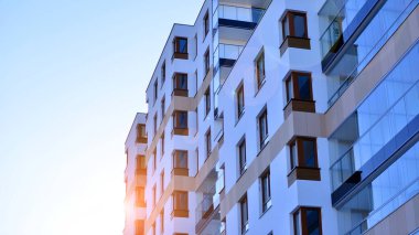 Kentsel yaşam ve modern mimari kavramı. Camdan balkonları ve beyaz cepheli modern apartman manzarası. Avrupa 'da çağdaş apartman binası.