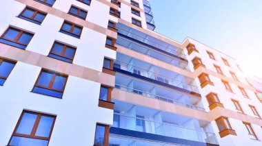 Kentsel yaşam ve modern mimari kavramı. Camdan balkonları ve beyaz cepheli modern apartman manzarası. Avrupa 'da çağdaş apartman binası.