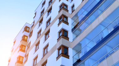 Kentsel yaşam ve modern mimari kavramı. Camdan balkonları ve beyaz cepheli modern apartman manzarası. Avrupa 'da çağdaş apartman binası.