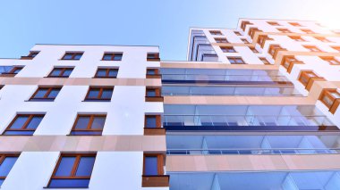 Kentsel yaşam ve modern mimari kavramı. Camdan balkonları ve beyaz cepheli modern apartman manzarası. Avrupa 'da çağdaş apartman binası.