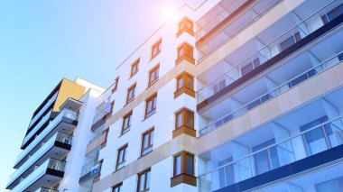 Kentsel yaşam ve modern mimari kavramı. Camdan balkonları ve beyaz cepheli modern apartman manzarası. Avrupa 'da çağdaş apartman binası.