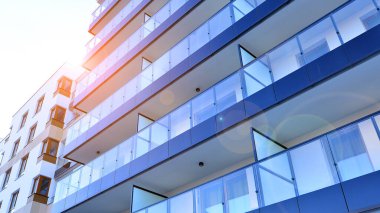 Kentsel yaşam ve modern mimari kavramı. Camdan balkonları ve beyaz cepheli modern apartman manzarası. Avrupa 'da çağdaş apartman binası.