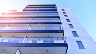 Kentsel yaşam ve modern mimari kavramı. Camdan balkonları ve beyaz cepheli modern apartman manzarası. Avrupa 'da çağdaş apartman binası.