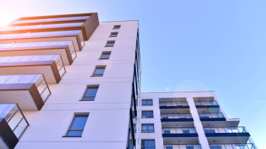 Kentsel yaşam ve modern mimari kavramı. Camdan balkonları ve beyaz cepheli modern apartman manzarası. Avrupa 'da çağdaş apartman binası.