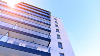 Kentsel yaşam ve modern mimari kavramı. Camdan balkonları ve beyaz cepheli modern apartman manzarası. Avrupa 'da çağdaş apartman binası.