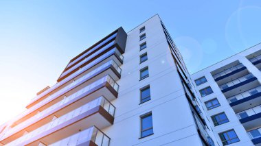 Kentsel yaşam ve modern mimari kavramı. Camdan balkonları ve beyaz cepheli modern apartman manzarası. Avrupa 'da çağdaş apartman binası.
