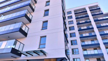 Kentsel yaşam ve modern mimari kavramı. Camdan balkonları ve beyaz cepheli modern apartman manzarası. Avrupa 'da çağdaş apartman binası.
