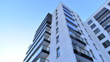 Kentsel yaşam ve modern mimari kavramı. Camdan balkonları ve beyaz cepheli modern apartman manzarası. Avrupa 'da çağdaş apartman binası.