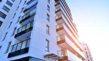 Kentsel yaşam ve modern mimari kavramı. Camdan balkonları ve beyaz cepheli modern apartman manzarası. Avrupa 'da çağdaş apartman binası.