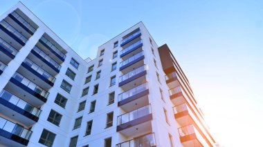 Kentsel yaşam ve modern mimari kavramı. Camdan balkonları ve beyaz cepheli modern apartman manzarası. Avrupa 'da çağdaş apartman binası.