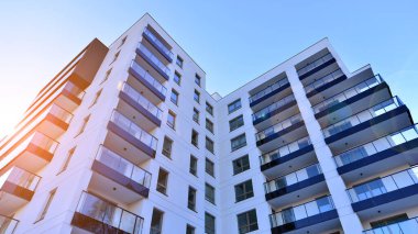 Kentsel yaşam ve modern mimari kavramı. Camdan balkonları ve beyaz cepheli modern apartman manzarası. Avrupa 'da çağdaş apartman binası.