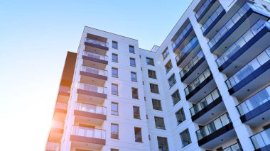 Kentsel yaşam ve modern mimari kavramı. Camdan balkonları ve beyaz cepheli modern apartman manzarası. Avrupa 'da çağdaş apartman binası.