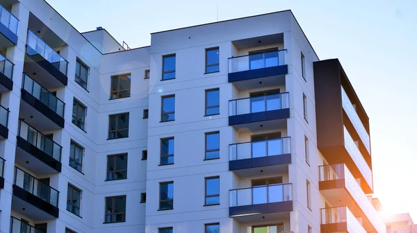 Kentsel yaşam ve modern mimari kavramı. Camdan balkonları ve beyaz cepheli modern apartman manzarası. Avrupa 'da çağdaş apartman binası.