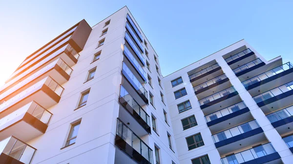 Kentsel yaşam ve modern mimari kavramı. Camdan balkonları ve beyaz cepheli modern apartman manzarası. Avrupa 'da çağdaş apartman binası.