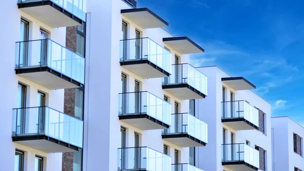 Konut kompleksindeki daireler. Modern evdeki konut binası. Emlak yatırımının mimarisi. ve mimari detaylar. Şehir soyutu - apartmanın pencereleri.