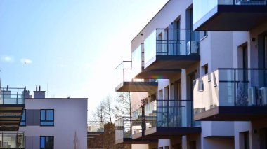 Konut kompleksindeki daireler. Modern evdeki konut binası. Emlak yatırımının mimarisi. ve mimari detaylar. Şehir soyutu - apartmanın pencereleri.