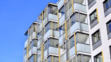 Konut kompleksindeki daireler. Modern evdeki konut binası. Emlak yatırımının mimarisi. ve mimari detaylar. Şehir soyutu - apartmanın pencereleri.