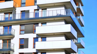 Konut kompleksindeki daireler. Modern evdeki konut binası. Emlak yatırımının mimarisi. ve mimari detaylar. Şehir soyutu - apartmanın pencereleri.