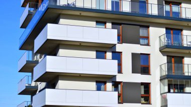 Konut kompleksindeki daireler. Modern evdeki konut binası. Emlak yatırımının mimarisi. ve mimari detaylar. Şehir soyutu - apartmanın pencereleri.