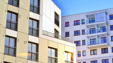 Konut kompleksindeki daireler. Modern evdeki konut binası. Emlak yatırımının mimarisi. ve mimari detaylar. Şehir soyutu - apartmanın pencereleri.