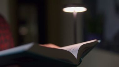 Kitap okuyan adam, yakın plan, bulanık arkaplan, sıcak sıcak sıcak ışık.