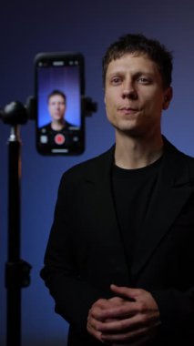 Takım elbiseli genç adam iş piramidi senaryosu gibi bir tarikatın başarı, zenginlik ve gücü hakkında kameraya dramatik bir şekilde konuşuyor. İronik motivasyon videosu..