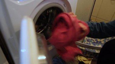 Çamaşır makinesine çamaşır koymak, basit ev çamaşırları, günlük yaşam tarzı sahneleri..